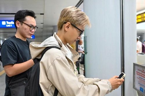 Di chuyển bằng metro, quét QR ủng hộ bà con vùng bão lũ