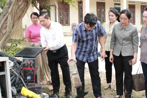 Thứ trưởng Lê Tấn Dũng thăm, động viên trường học vùng bão lũ tại Đắk Lắk