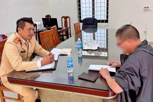 Công an Hà Nội xử phạt tài xế xe khách không nhường đường xe ưu tiên