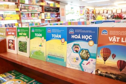 Cấp phát miễn phí toàn bộ sách giáo khoa cho học sinh vùng mưa lũ