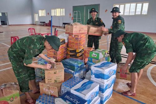 BĐBP tỉnh Quảng Ngãi sẻ chia khó khăn cùng người dân vùng lũ
