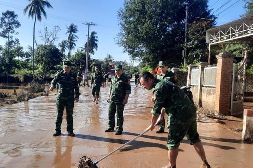 Luôn sát cánh cùng nhân dân vượt qua khó khăn do mưa lũ
