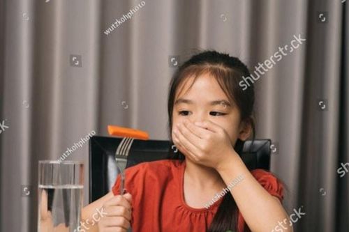Trẻ biếng ăn: Sai lầm phổ biến cha mẹ nên tránh