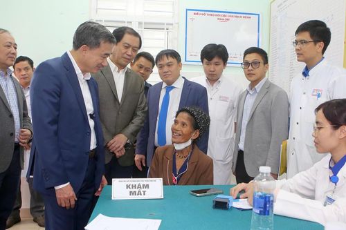 Khám và cấp thuốc miễn phí sau mưa lũ cho 1.000 người dân Huế