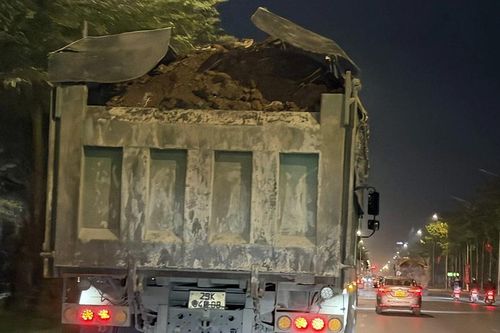 Hà Nội: Xe 'HOWO' che biển số, chở đất 'có ngọn' chạy nườm nượp trên đường