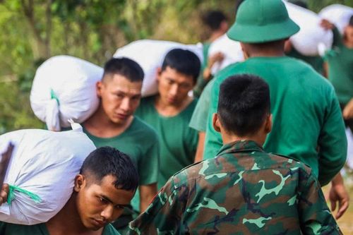 Hơn 100 bộ đội khẩn cấp gia cố đê vỡ ở Gia Lai sau lũ lịch sử