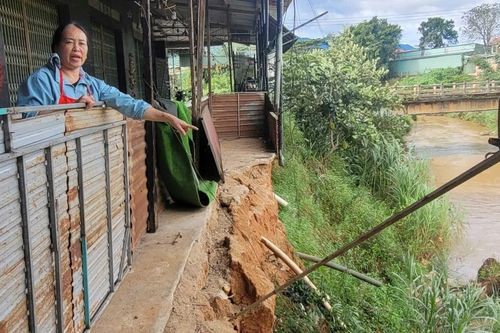Người dân vùng cao Quảng Ngãi sống thấp thỏm khi 'hà bá' ăn dần vào làng
