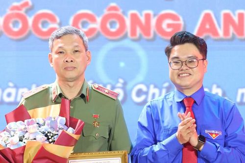 Thiếu tướng Tạ Văn Đẹp nhận kỷ niệm chương Vì thế hệ trẻ