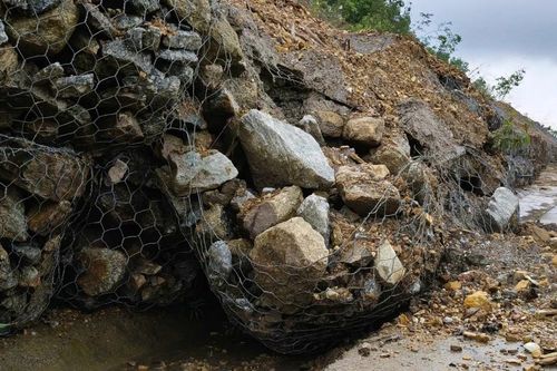 Xử lý khẩn cấp sạt lở nghiêm trọng sau mưa lũ trên tuyến đường vành đai 1.500 tỷ đồng