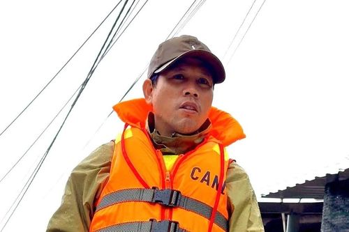 Giữa tâm lũ vẫn ấm lòng câu chuyện Công an Đắk Lắk kịp cứu dân bị rắn độc cắn
