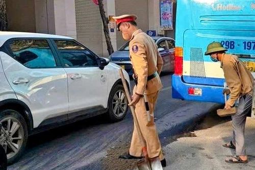 CSGT xử lý vết dầu máy loang dài 1km trên đường làm người dân trượt ngã