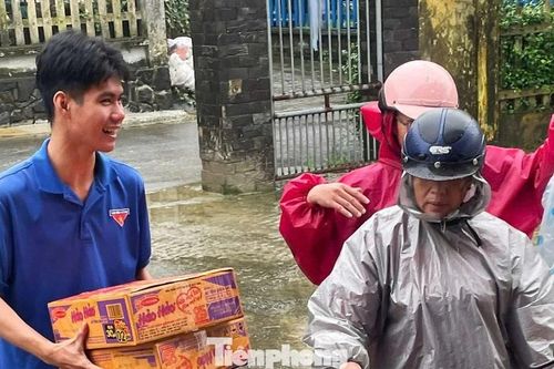 Vừa thoát lũ lại chung tay vì người dân vùng lũ
