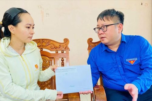 Thăm hỏi gia đình đoàn viên tử nạn khi khắc phục hậu quả của bão