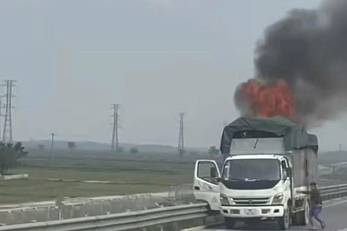 Xe tải bốc cháy ngùn ngụt trên cao tốc