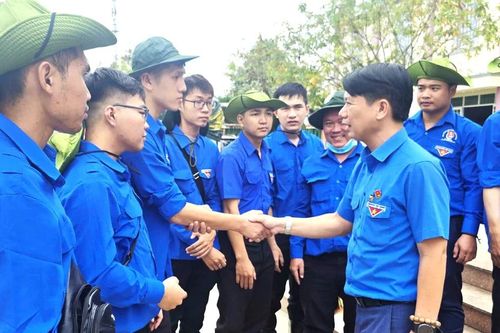 Bí thư Tỉnh Đoàn Đắk Lắk kết nối hỗ trợ hơn 1 tỉ đồng cho các hộ dân tâm lũ Đắk Lắk