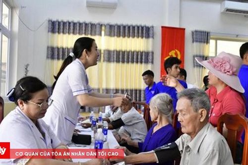 Bệnh viện Quân y 121 khám bệnh, phát thuốc cho người dân xã Đông Hưng