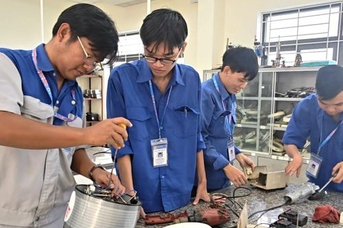 'Xưởng cứu hộ' mở ngày đêm, hồi sinh miễn phí thiết bị chập mạch sau lũ dữ