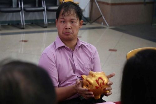 Người đàn ông đi lại khó khăn ôm heo đất đến ủng hộ bà con vùng lũ gây xúc động
