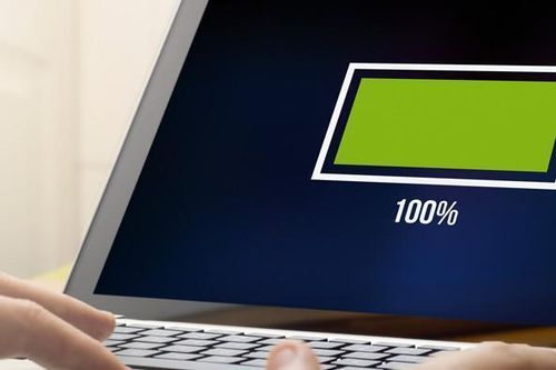 Có nên rút sạc laptop khi đầy 100%?