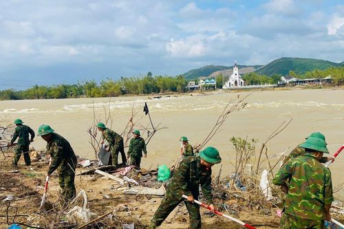 'Khi nào bà con ổn định, bộ đội mới rời đi'