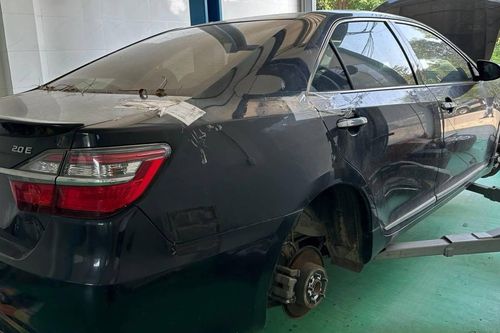 Toyota Camry nằm kho 9 năm vì bị niêm phong, chủ xe lo ngay ngáy phí đường bộ