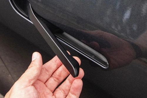 Hãng xe điện Tesla lại bị kiện vì cửa không mở được khi xe gặp tai nạn bốc cháy