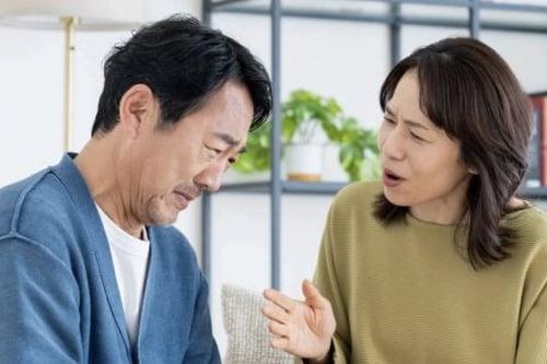 Trắng tay sau 30 năm giao hết tiền lương cho vợ