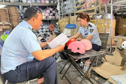 Phát hiện, thu giữ hàng nghìn mũ bảo hiểm không rõ nguồn gốc tại TP HCM
