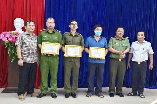 Vây bắt kẻ nghi trộm, Đại úy Công an và hai người bị đâm trọng thương