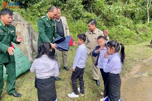Hành trình của những người lính vùng biên 'cắm bản'