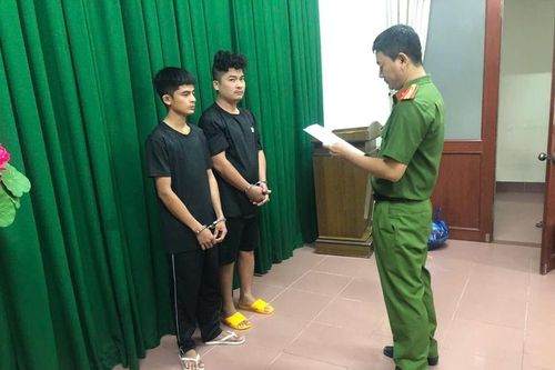 Khởi tố hai bị can mang hung khí truy sát người tại quán karaoke