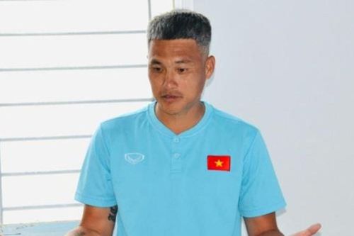 Lê Công Vinh lộ diện tóc bạc, theo học chứng chỉ HLV