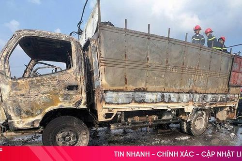 Xe tải cháy trụi trên cao tốc ở Hà Tĩnh