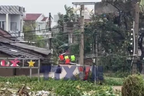 Xúc động tình người trong cơn lũ tại Đắk Lắk