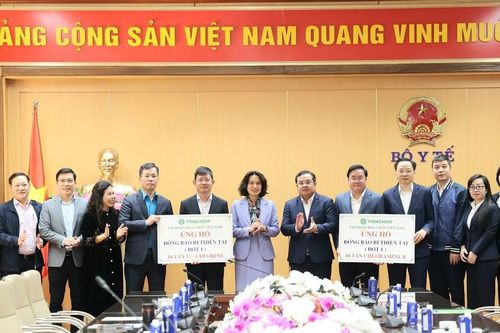 Tiếp nhận 20 tấn hóa chất hỗ trợ các địa phương xử lý môi trường sau lũ