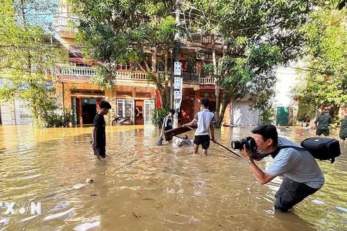 Phóng viên TTXVN có mặt tại tâm lũ, kịp thời chuyển tải thông tin hiện trường
