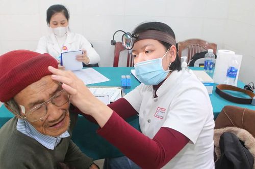 Khám và phát thuốc miễn phí cho 1.000 người dân Huế bị ảnh hưởng lũ lụt