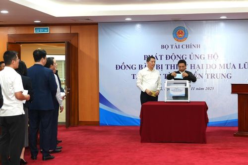 Ước tính 3,5 tỷ đồng đã được Bộ Tài chính quyên góp ngay tại Lễ phát động ủng hộ đồng bào vùng lũ