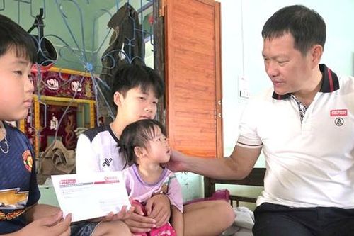 Tạp chí Đời sống và Pháp luật hỗ trợ các hộ có người tử vong, mất nhà do bão lũ tại Gia Lai, Đắk Lắk