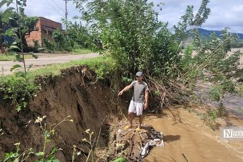 'Mưa xuống là không dám chợp mắt': Làng vùng cao đối mặt nguy cơ mất nhà, mất đường trong lũ