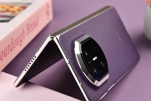 Smartphone màn hình gập giá 65,5 triệu đồng, cạnh tranh với Samsung Galaxy Z Fold7