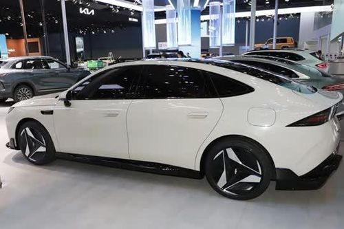 Xe sedan hạng D trang bị tiên tiến, giá gần 560 triệu đồng