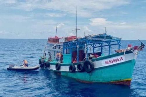 Cứu thành công 4 thuyền viên bị chìm tàu trên vùng biển Thổ Châu
