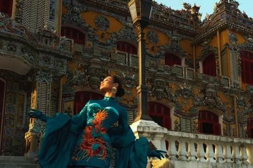 Lê Thanh Hòa tái hiện ký ức vàng son của Huế trong show thu đông