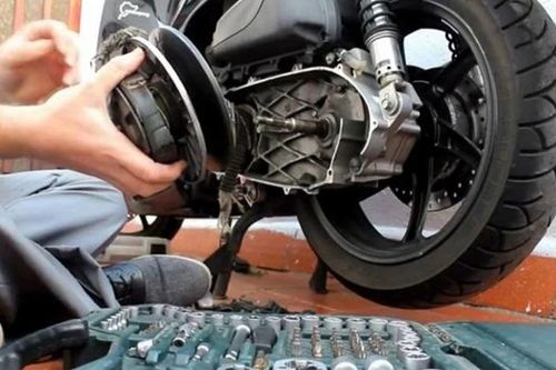 Khánh Hòa hỗ trợ sửa xe máy miễn phí cho người dân bị lũ lụt