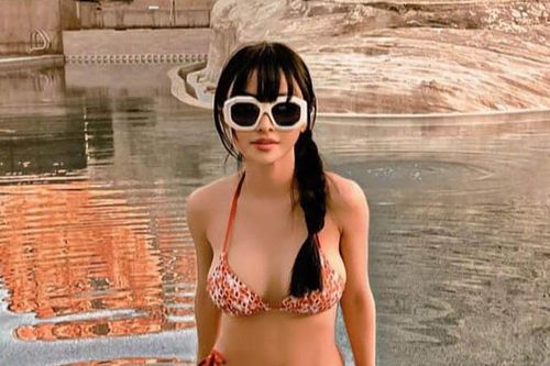 Vợ Minh Nhựa U40 vẫn diện đồ tắm hở bạo khoe dáng căng tràn