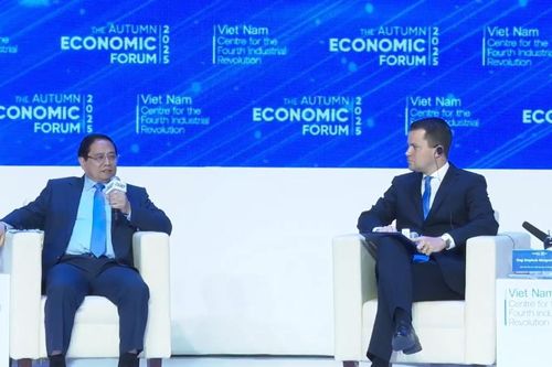 Thủ tướng Phạm Minh Chính đối thoại với Giám đốc điều hành WEF