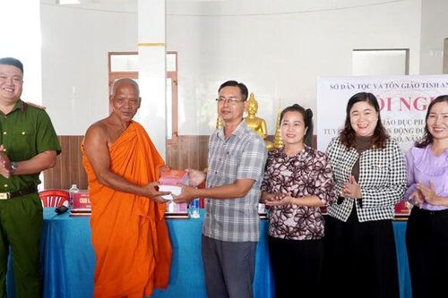 Tặng hơn 1.600 quyển sách pháp luật cho các chùa Phật giáo Nam tông Khmer và người có uy tín