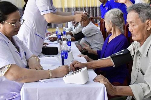 Bệnh viện Quân y 121 khám bệnh, phát thuốc cho gần 300 người dân xã Đông Hưng