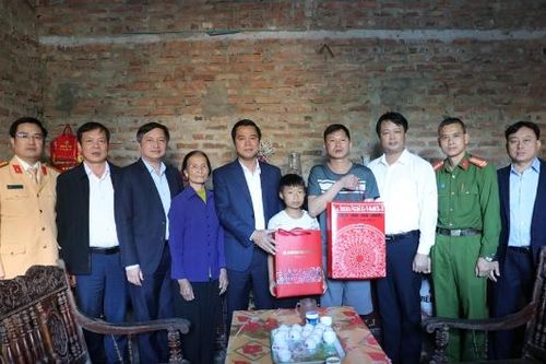 Phó Chủ tịch UBND tỉnh Lê Xuân Lợi thăm hỏi, tặng quà gia đình nạn nhân tai nạn giao thông